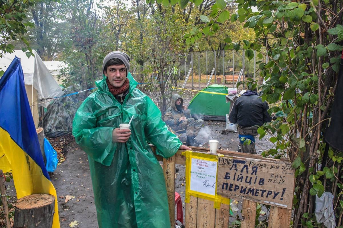 Полевая кухня для бойцов на митинге Полевая кухня для бойцов на митинге