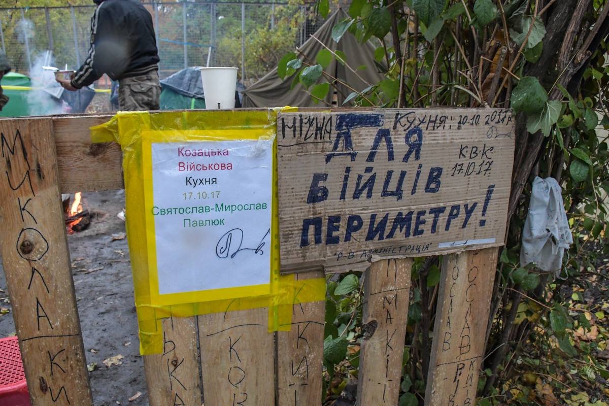 Организатор кухни даже оставил собственный автограф перед ее входом