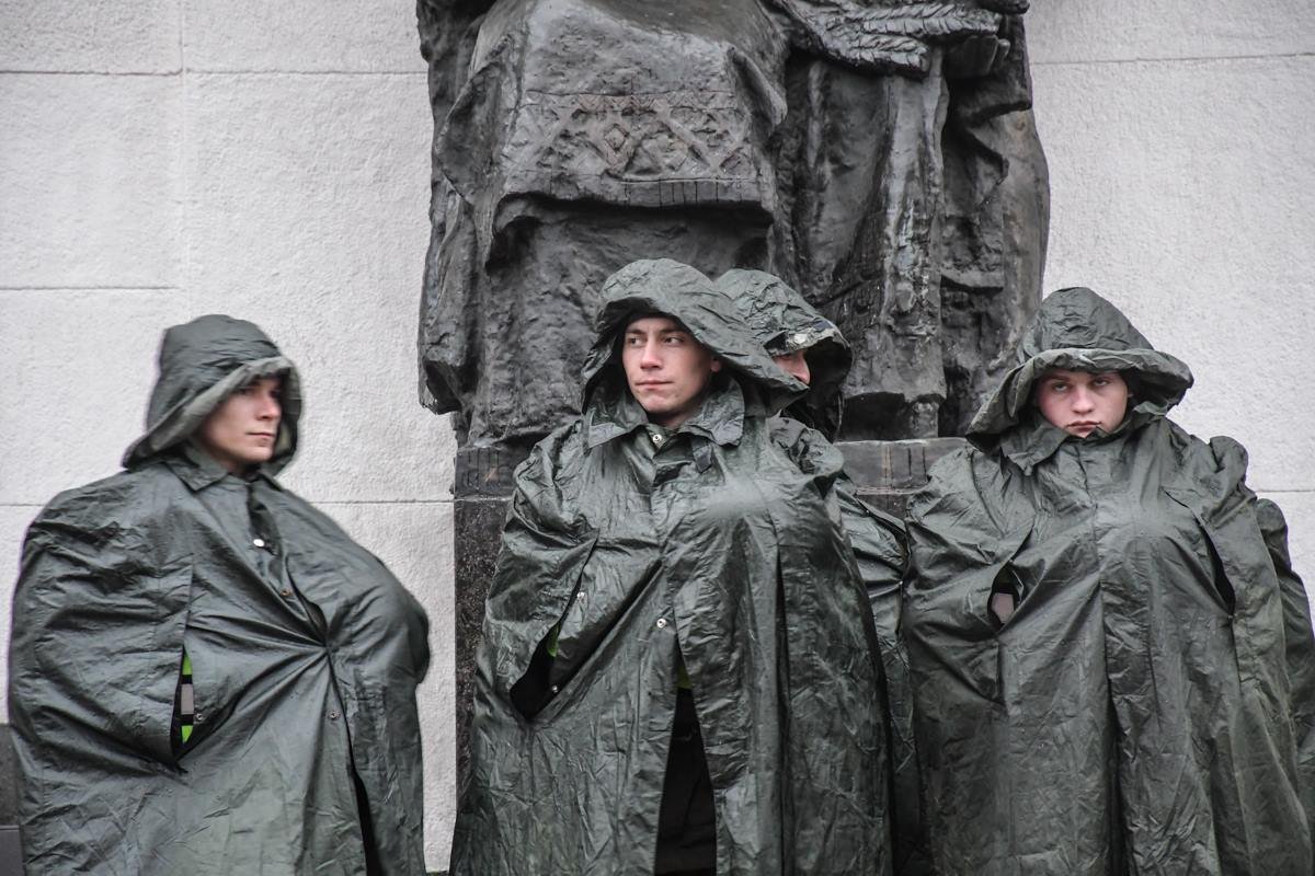 Несмотря на дождь, нацгвардейцы по-прежнему охраняют здание Верховной Рады Несмотря на дождь, нацгвардейцы по-прежнему охраняют здание Верховной Рады