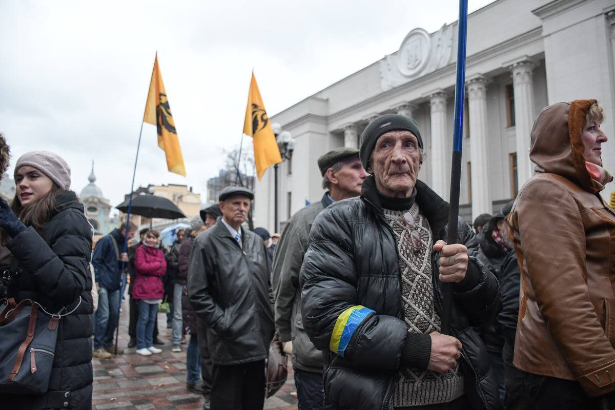 м Протестующих плохая погода тоже не испугала