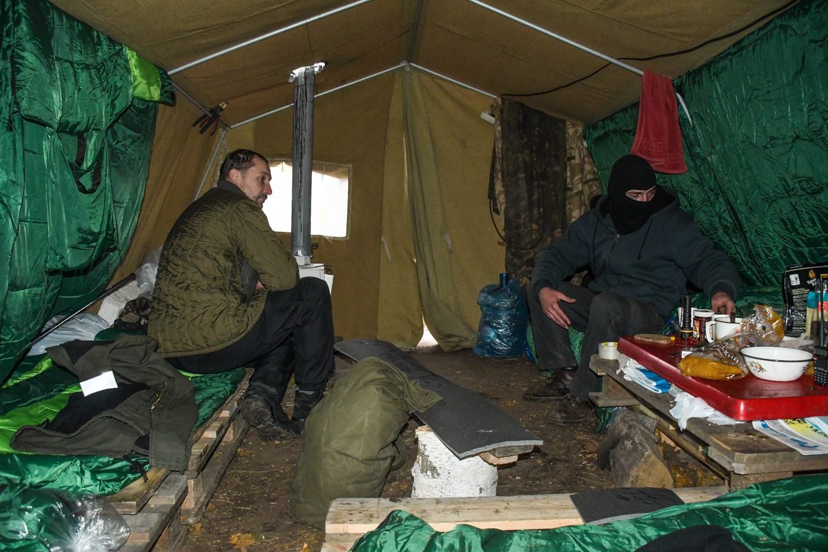 От холода люди спасаются в палатках От холода люди спасаются в палатках