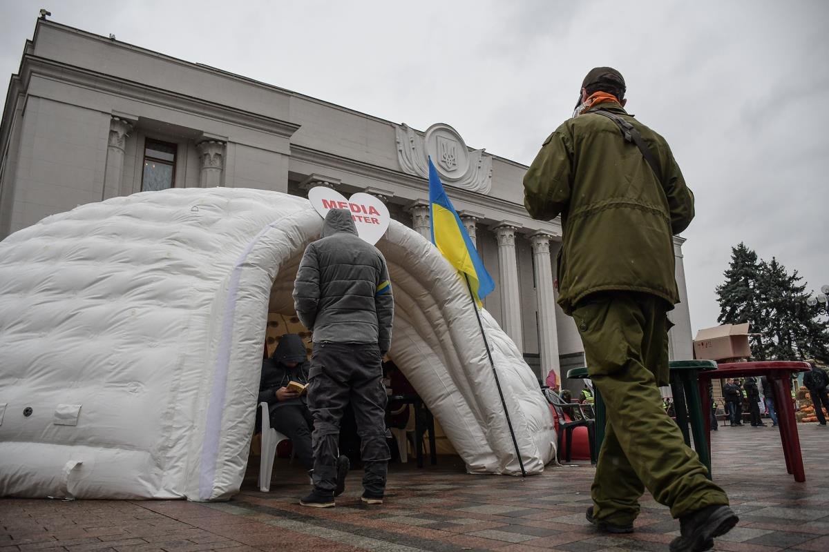 Под зданием Рады все так же многолюдно Под зданием Рады все так же многолюдно