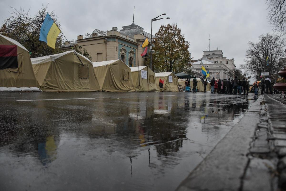 Палатки в Мариинском парке и на Грушевского все также стоят