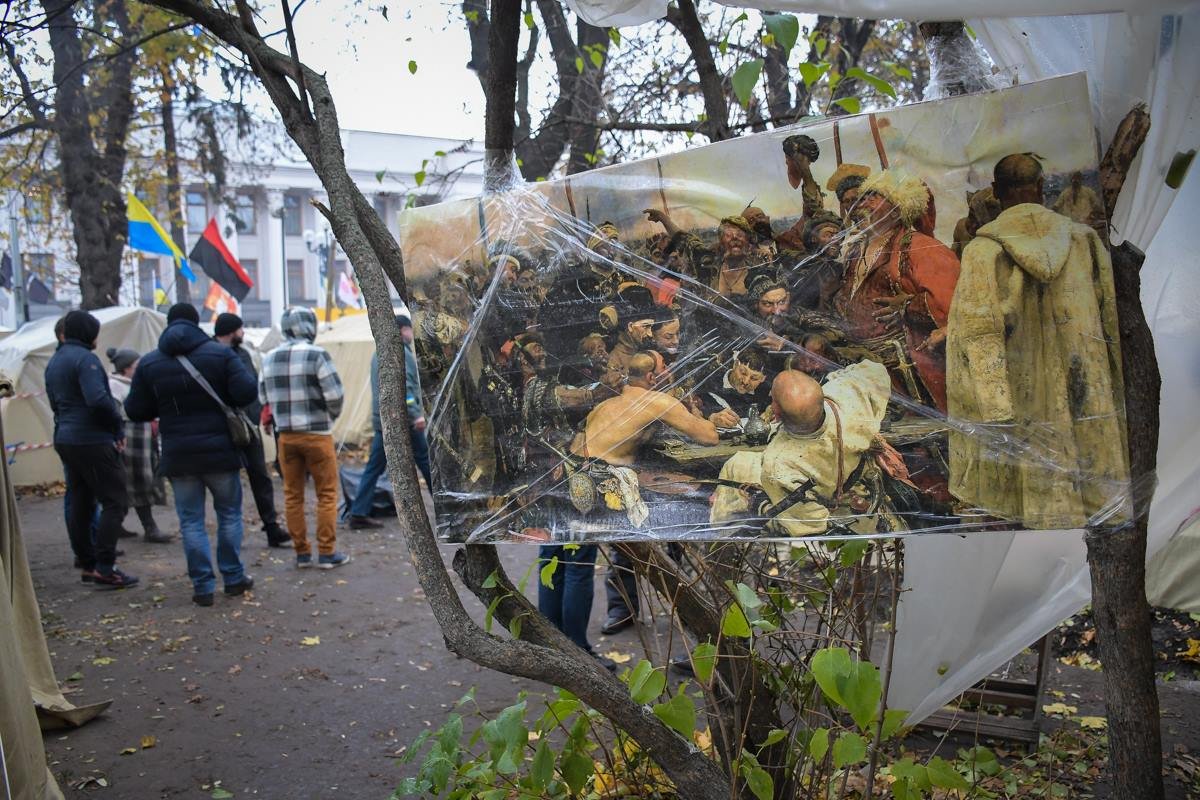 Картина с запорожскими казаками появилась возле одной из палаток в лагере протестующих Картина с запорожскими казаками появилась возле одной из палаток в лагере протестующих