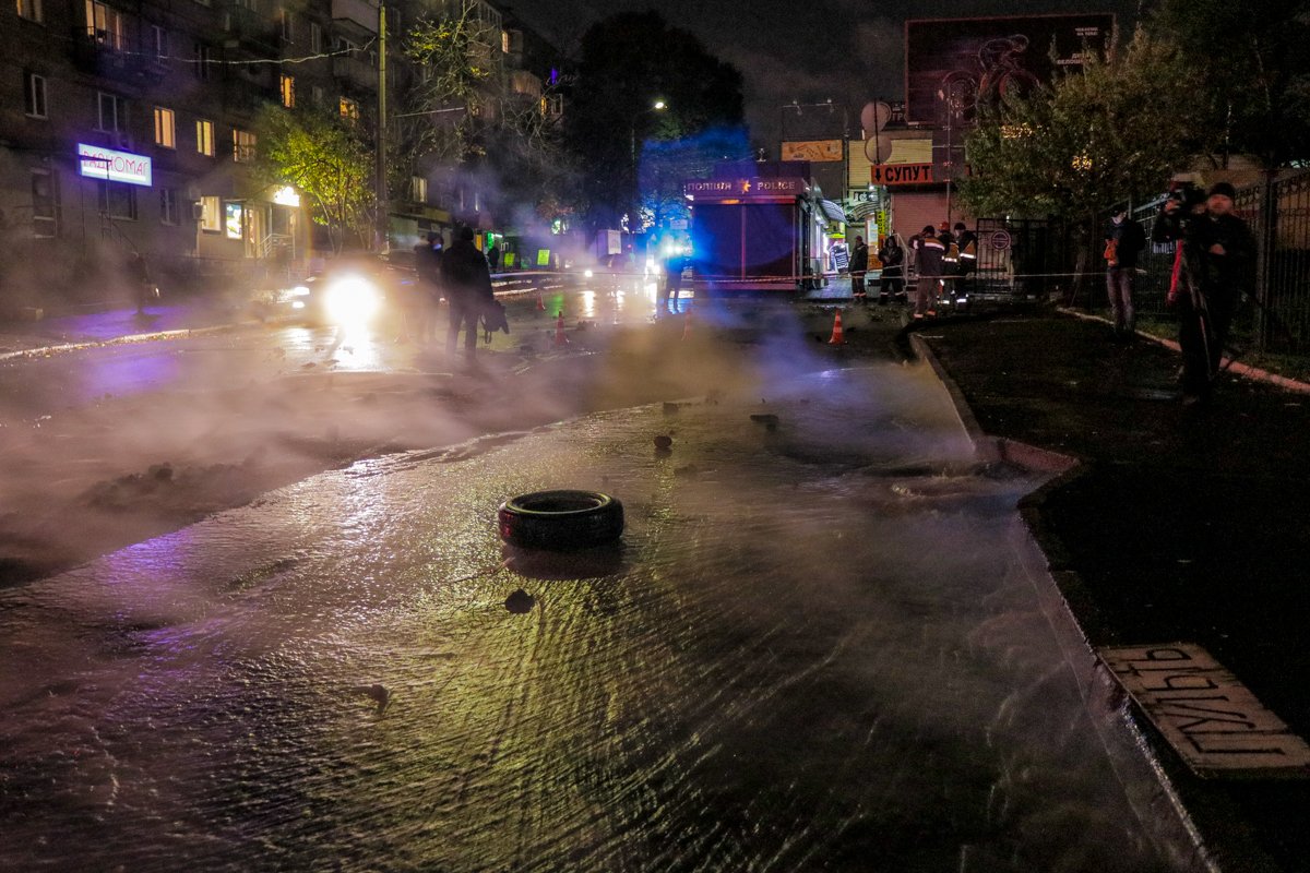 Фото очевидцев аварии: из-за прорыва на проезжей части уже образовалась большая яма Фото очевидцев аварии: из-за прорыва на проезжей части уже образовалась большая яма