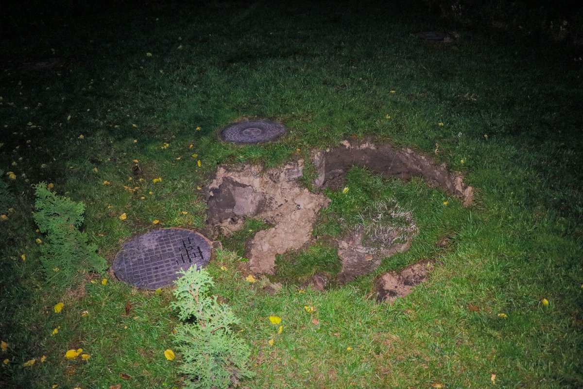 Дренажные трубы возле мета прорыва трубы