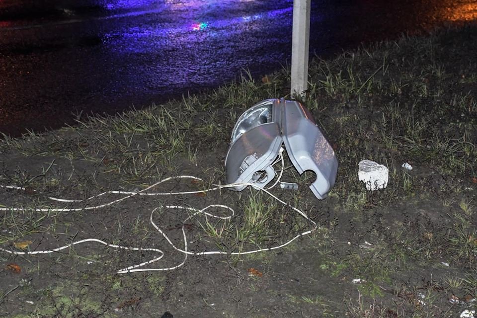 О удара с электроопоры упал фонарь