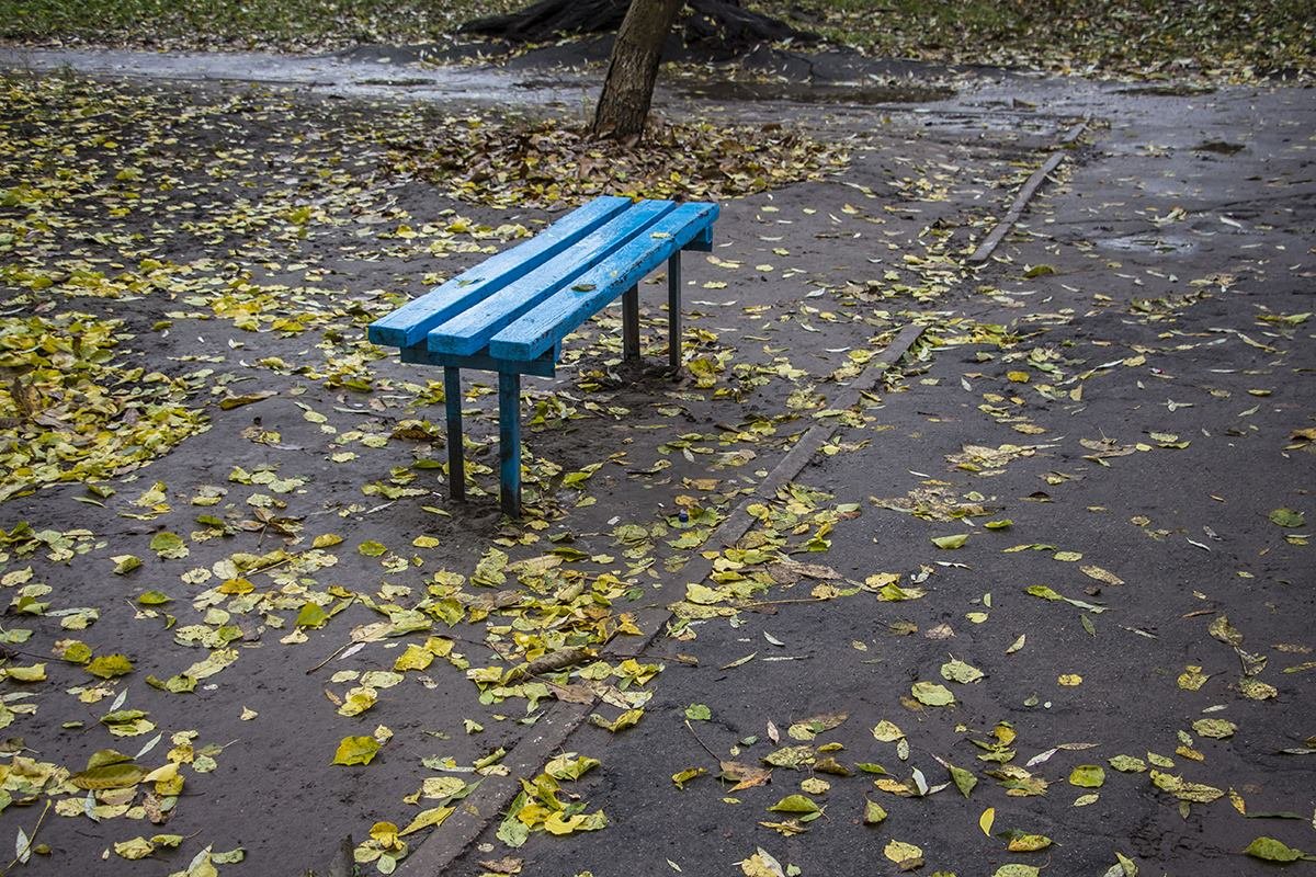 Труп парня лежал возле лавочки у подъезда