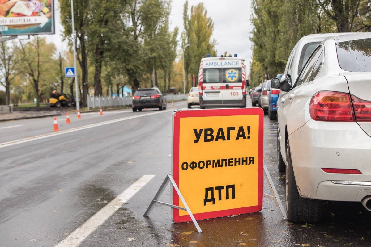 Авария произошла на Русановской набережной, 4