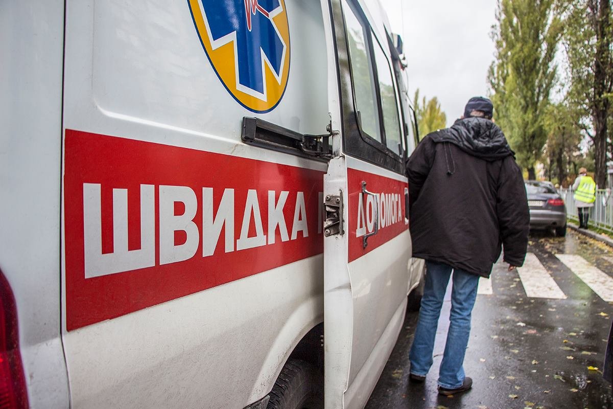 Пострадавший стоит на ногах самостоятельно