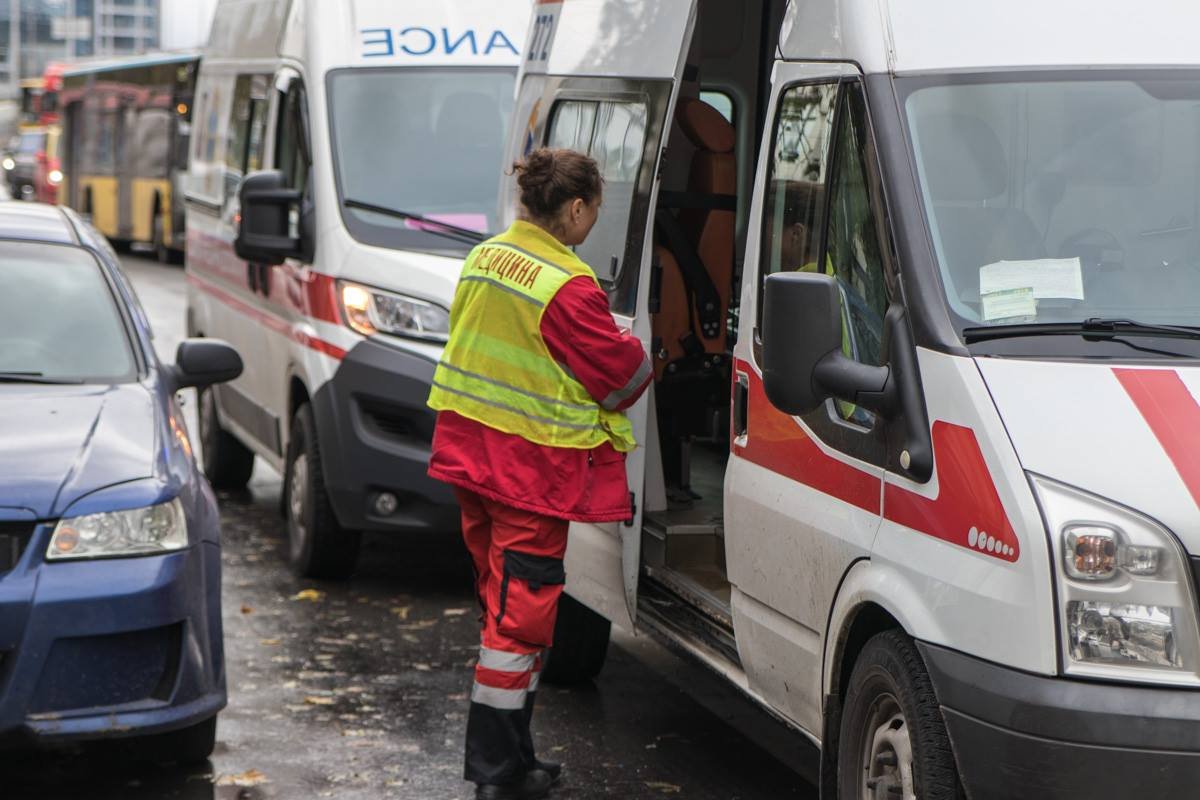 На месте работали две кареты скорой помощи