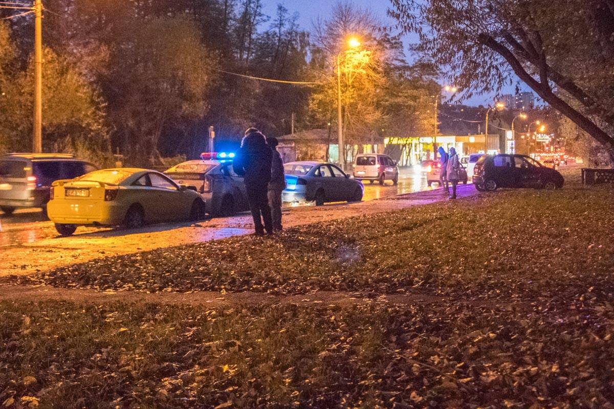 Спорткар влетел в Prius, когда полицейские оформляли ДТП