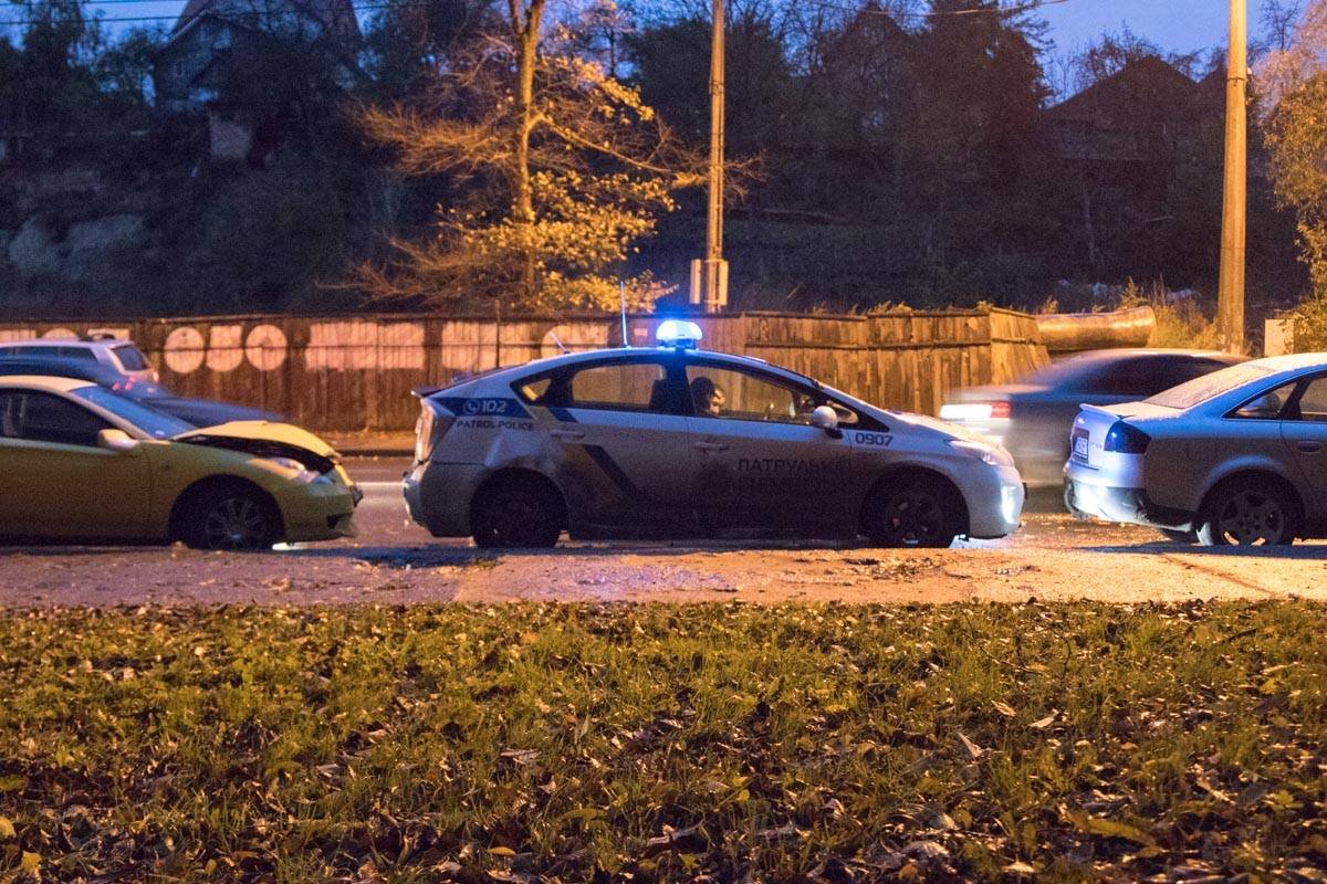 Патрульных зажало между двумя авто на еврономерах