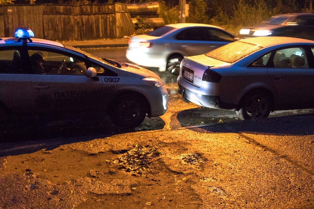 Из-за удара патрульное авто протаранило Audi