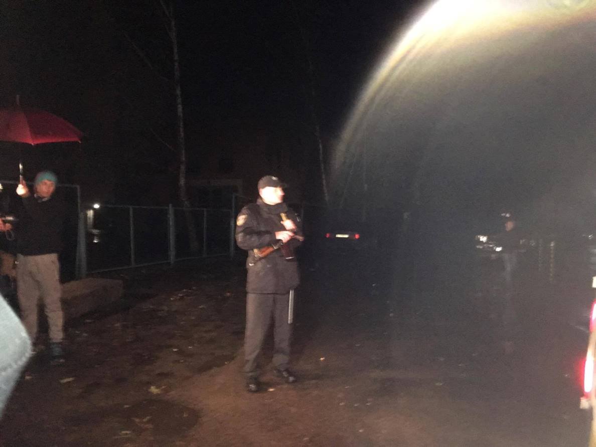 Территория вокруг места гибели оцеплена. На месте много правоохранителей