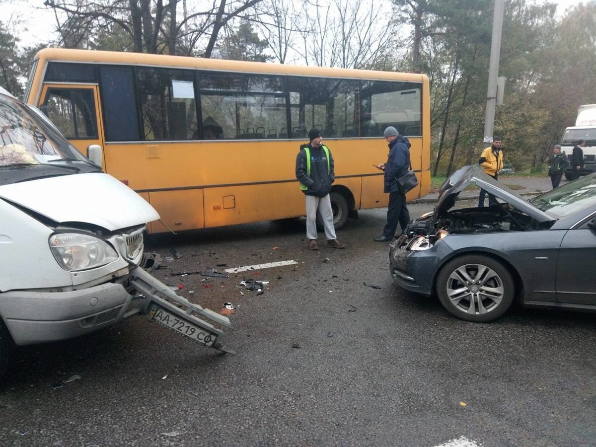 На Проспекте Свободы столкнулись Газель и Mercedes