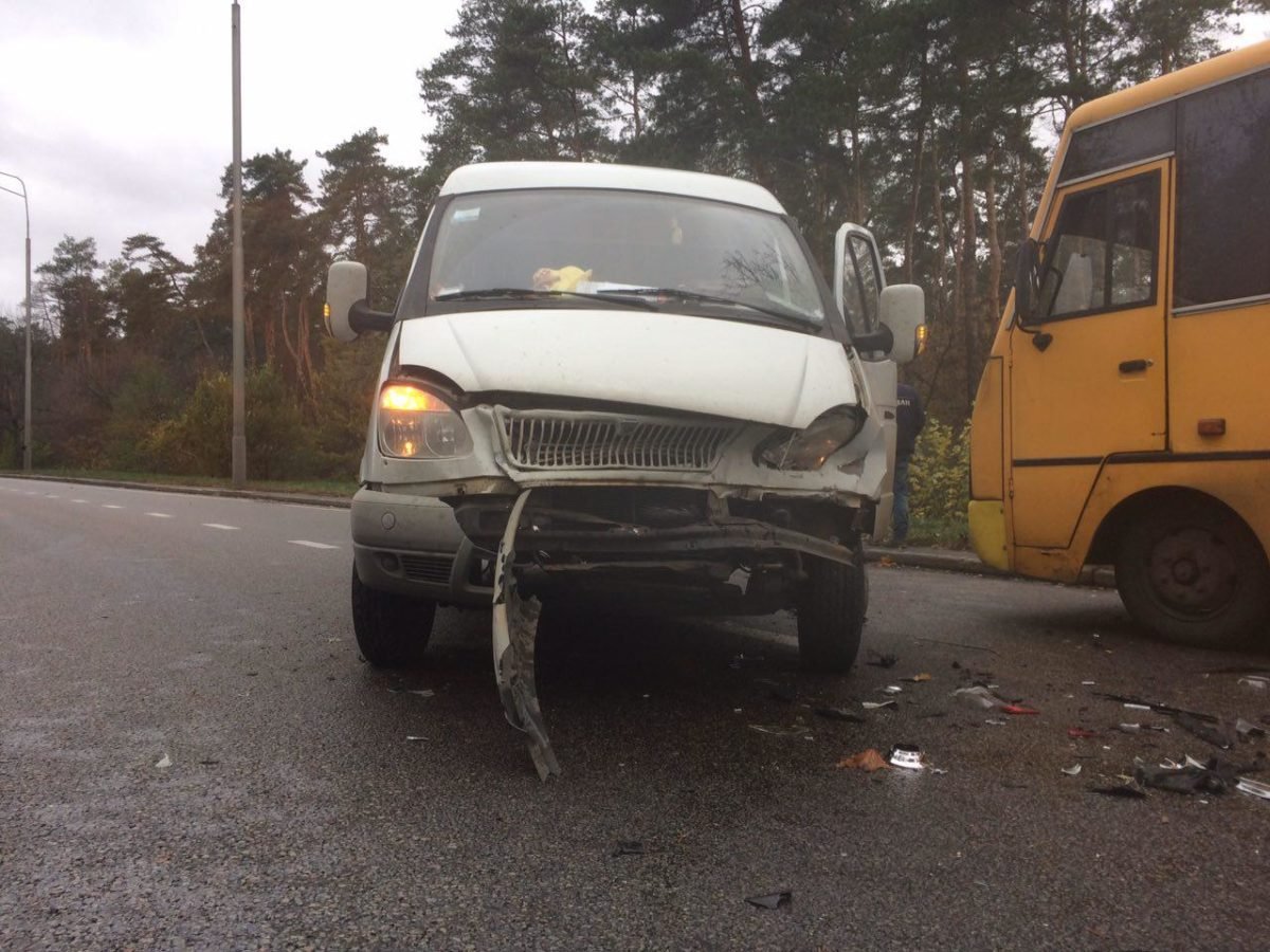 Газель занесло на отбойник, а после - на Mercedes