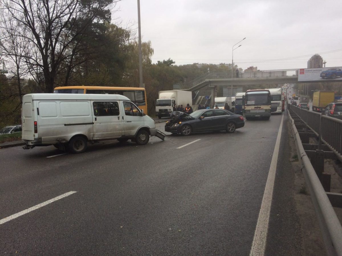 На проспекте Победы на выезде из Киева образовалась пробка