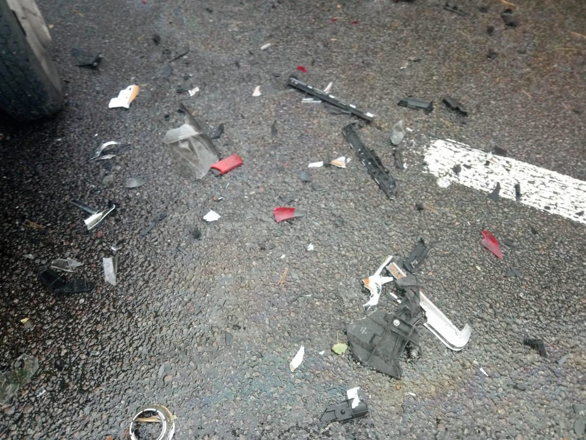 По дороге разбросаны части авто, также из одной из машин вытекло машинное масло