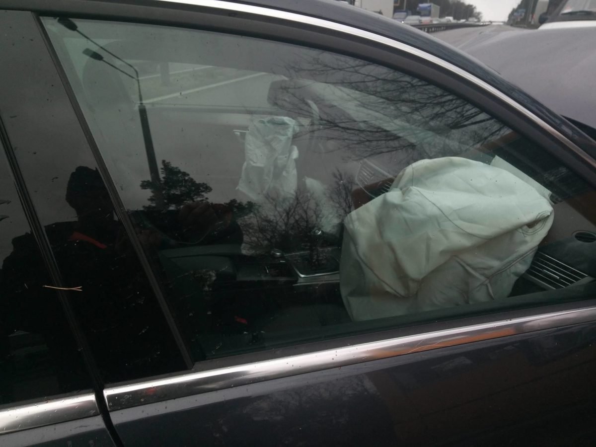 В легковом автомобиле от удара сработала подушка безопасности