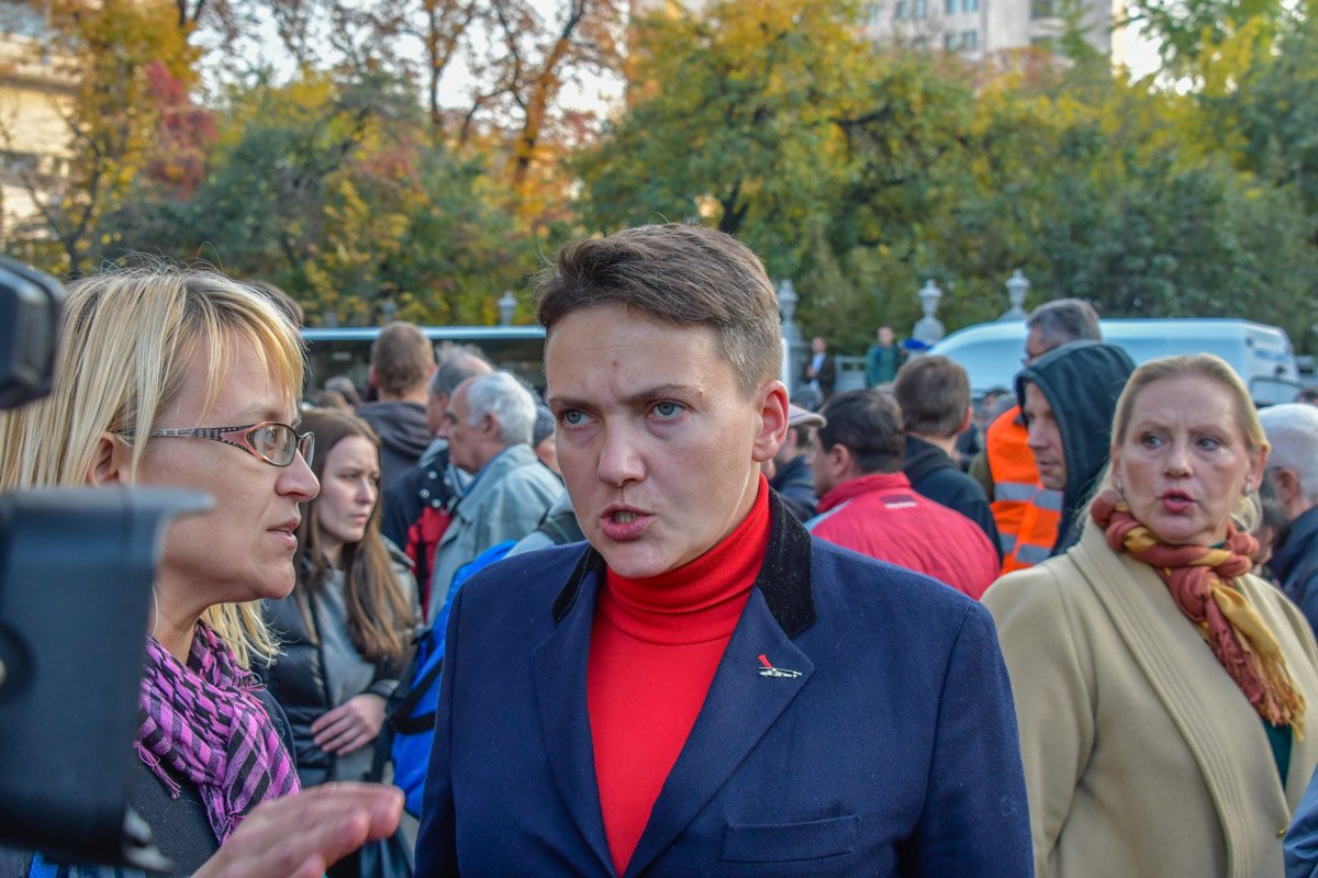 Надежда Савченко среди "хлама" под Радой