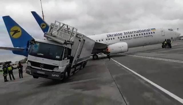 Boing врезался крылом в автомобиль службы бортового питания