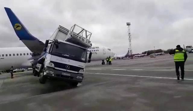 В результате столкновения самолет и автомобиль получили повреждения