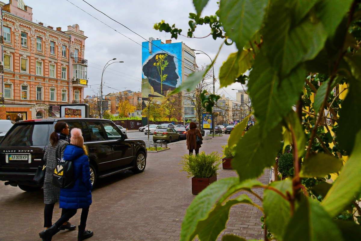 На месте этого рисунка был другой - «Мир Украине!»