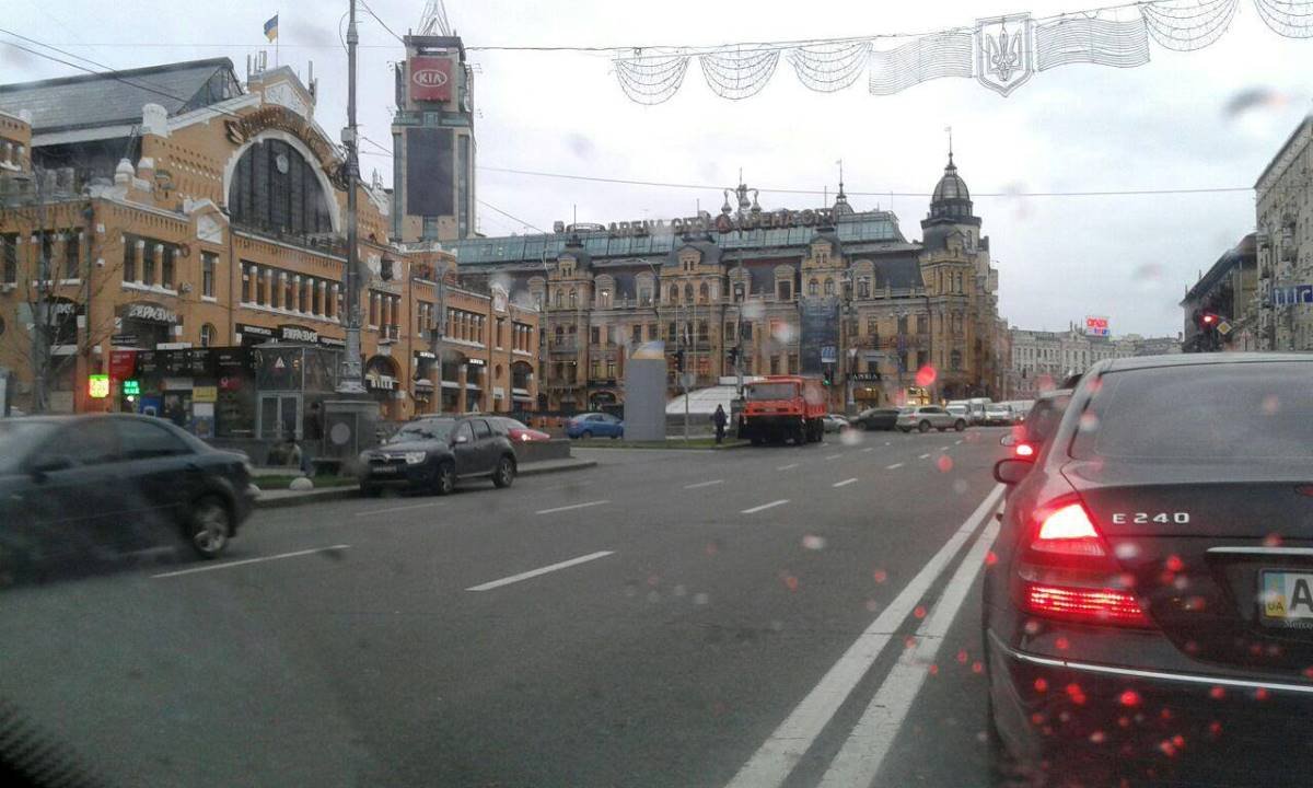 Снег был едва-едва заметным, но некоторые киевляне смогли его отснять и выложить в соцсети