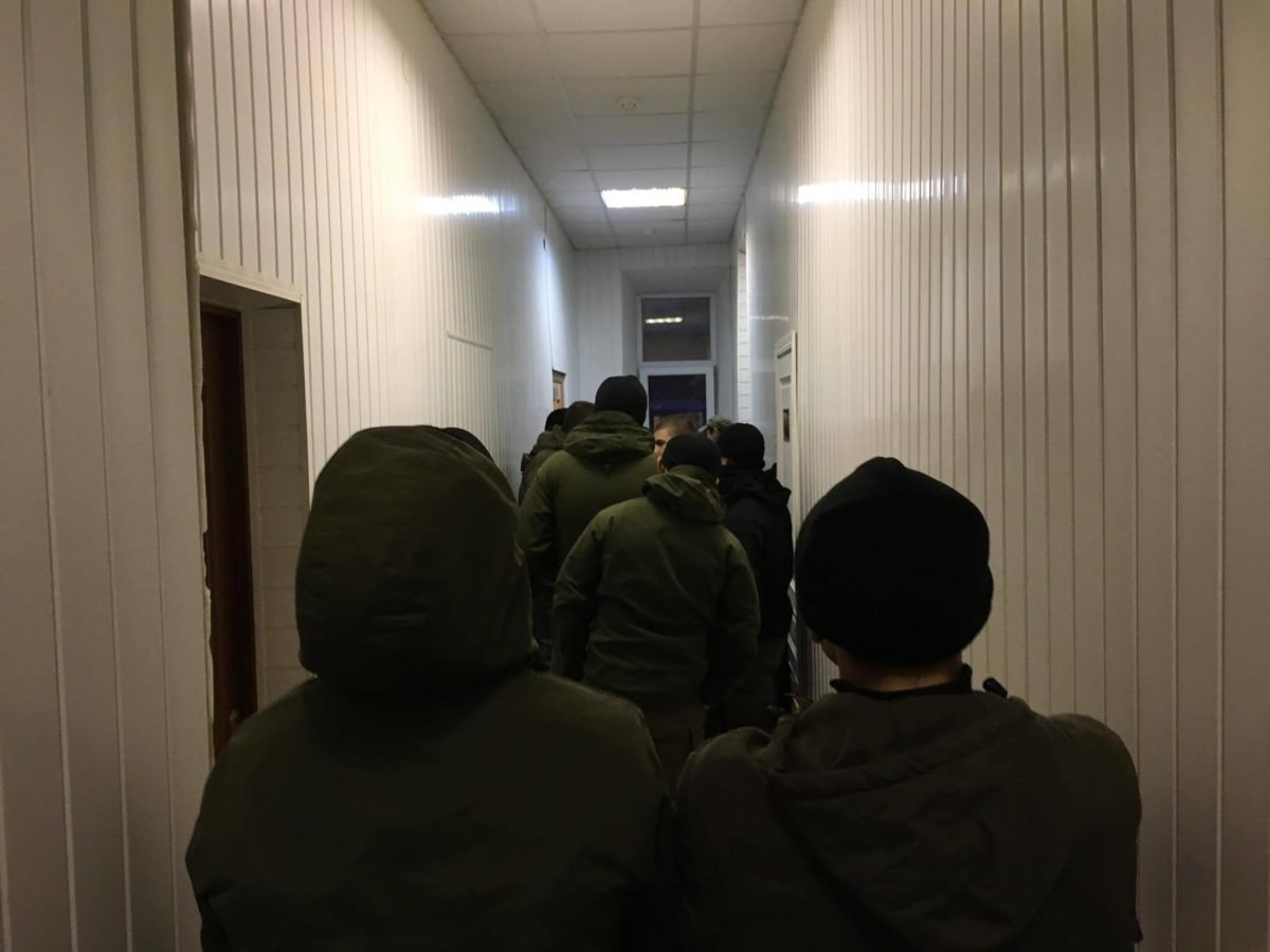 В здании суда люди в камуфляже ждут приезда сына главы МВД В здании суда люди в камуфляже ждут приезда сына главы МВД