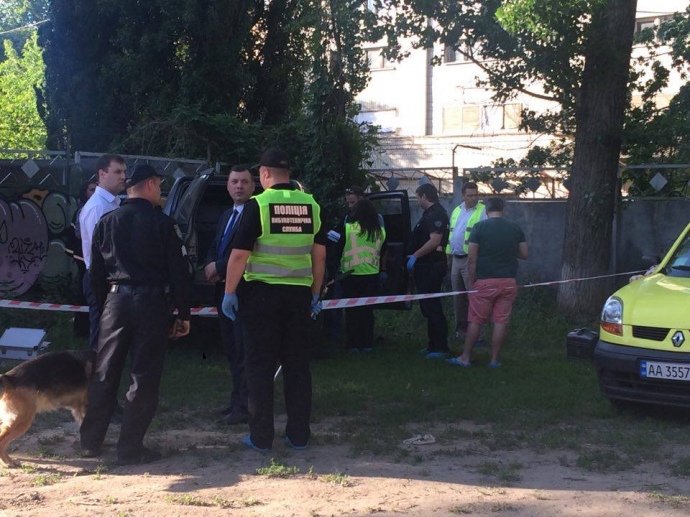 Адам Осмаев остался жив благодаря своей супруге Амине Окуевой, расстрелявшей киллера Адам Осмаев остался жив благодаря своей супруге Амине Окуевой, расстрелявшей киллера