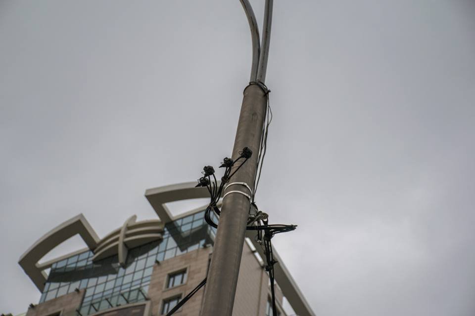 Во время падения дерево оборвало провода