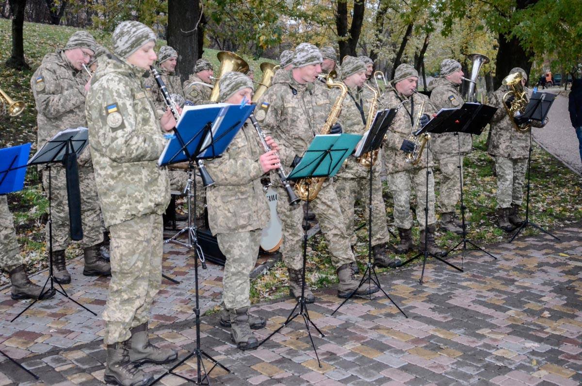 Военный оркестр играл современную музыку
