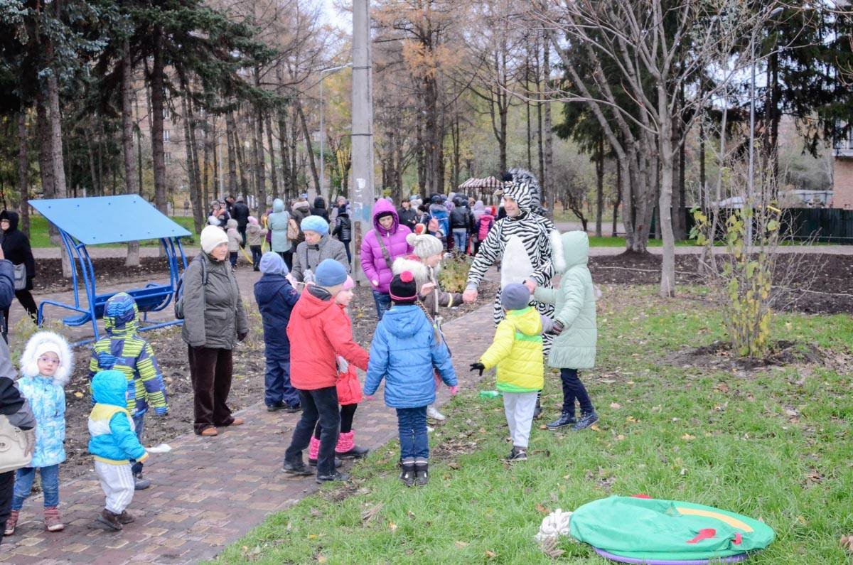 Детей развлекали зебра и лев