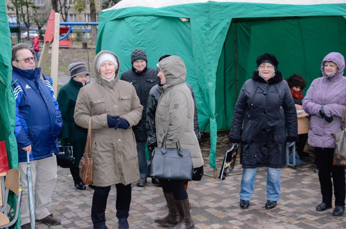Старшее поколение более всего радуется новым лавочкам