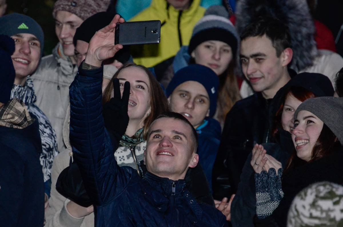 У молодежи отличный повод для селфи