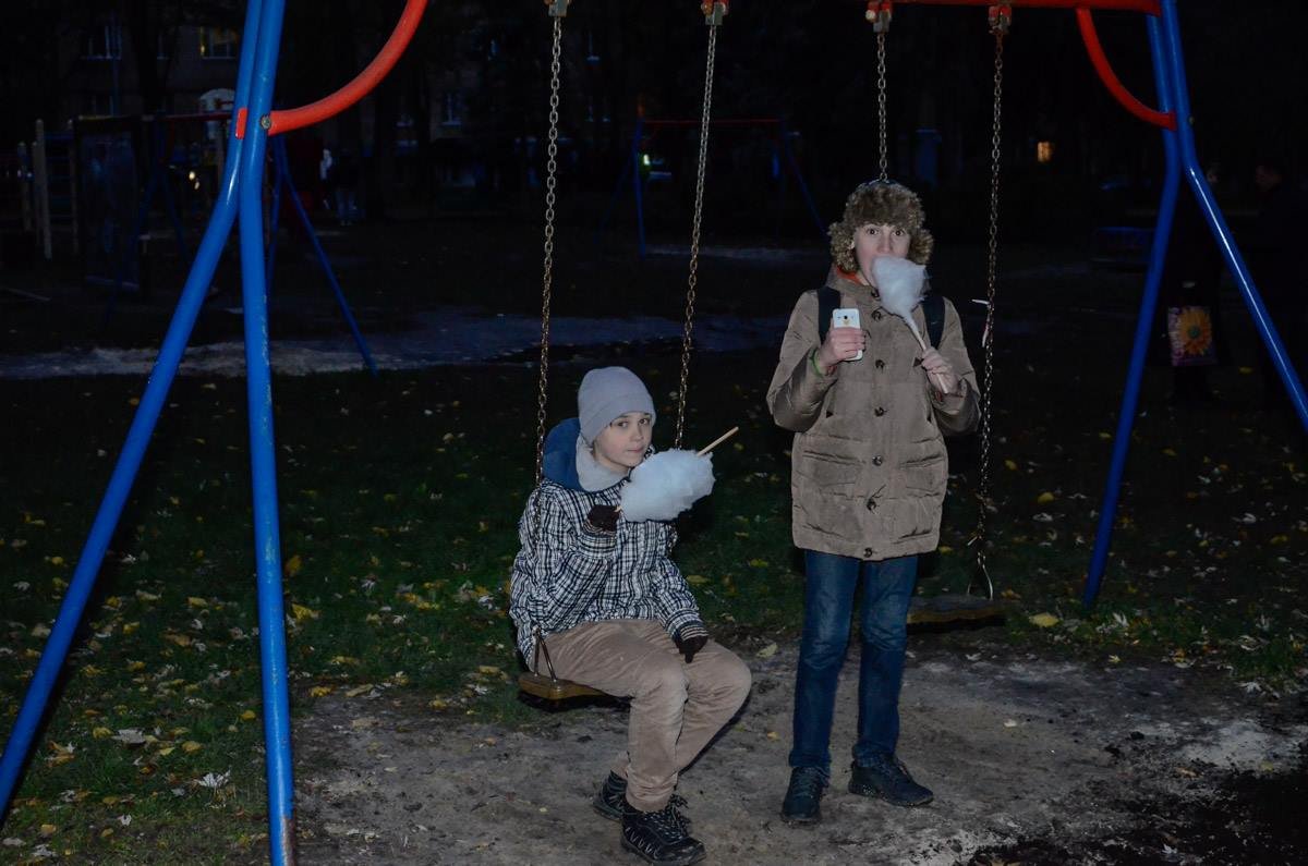 Детей угощали бесплатной сладкой ватой