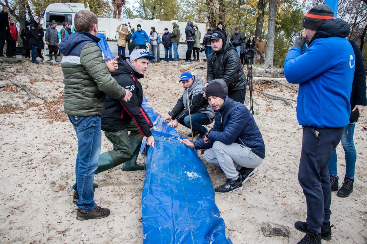 В Киеве прошло зарыбление реки В Киеве прошло зарыбление реки