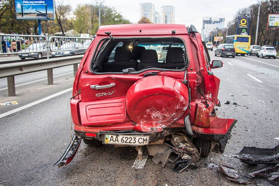 Водитель красного Honda остановился в левом ряду, так как из под капота пошел пар Водитель красного Honda остановился в левом ряду, так как из под капота пошел пар