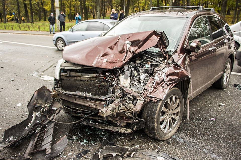 Водитель не успел затормозить перед остановившемся в его ряду автомобилем. После удара машину развернуло поперек дороги Водитель не успел затормозить перед остановившемся в его ряду автомобилем. После удара машину развернуло поперек дороги