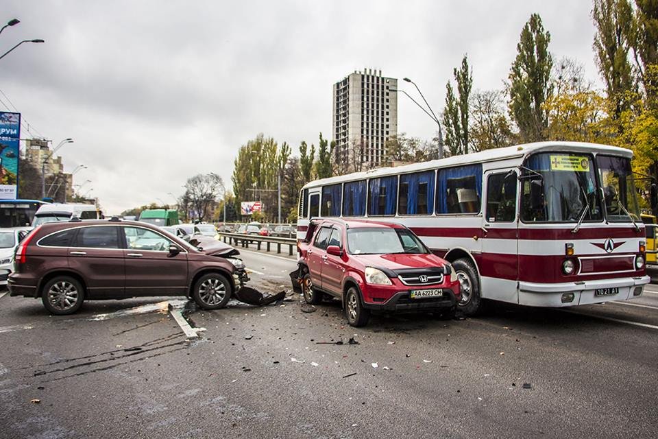 Автобусу было сложно проехать между разбитым автомобилем и отбойником Автобусу было сложно проехать между разбитым автомобилем и отбойником