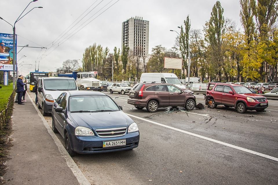 Припаркованные автомобили мешали объехать участников ДТП Припаркованные автомобили мешали объехать участников ДТП