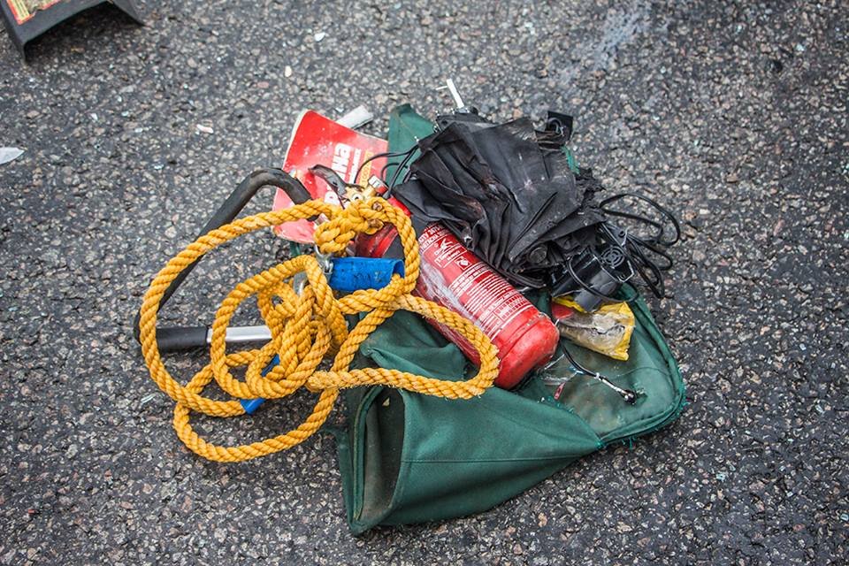 Такой импровизированный знак аварийной остановки выставила на дорогу водитель красной Honda за несколько минут перед ДТП Такой импровизированный знак аварийной остановки выставила на дорогу водитель красной Honda за несколько минут перед ДТП