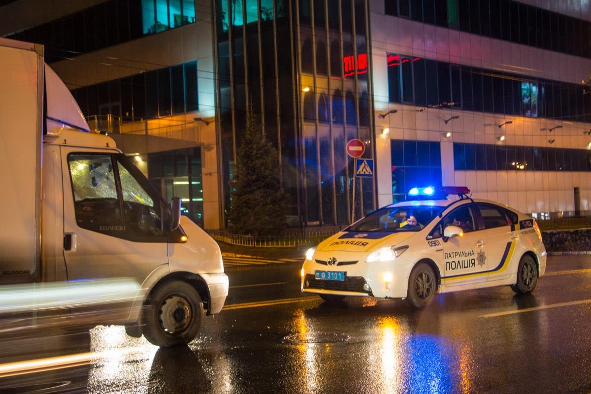 На место аварии прибыл полицейский патруль