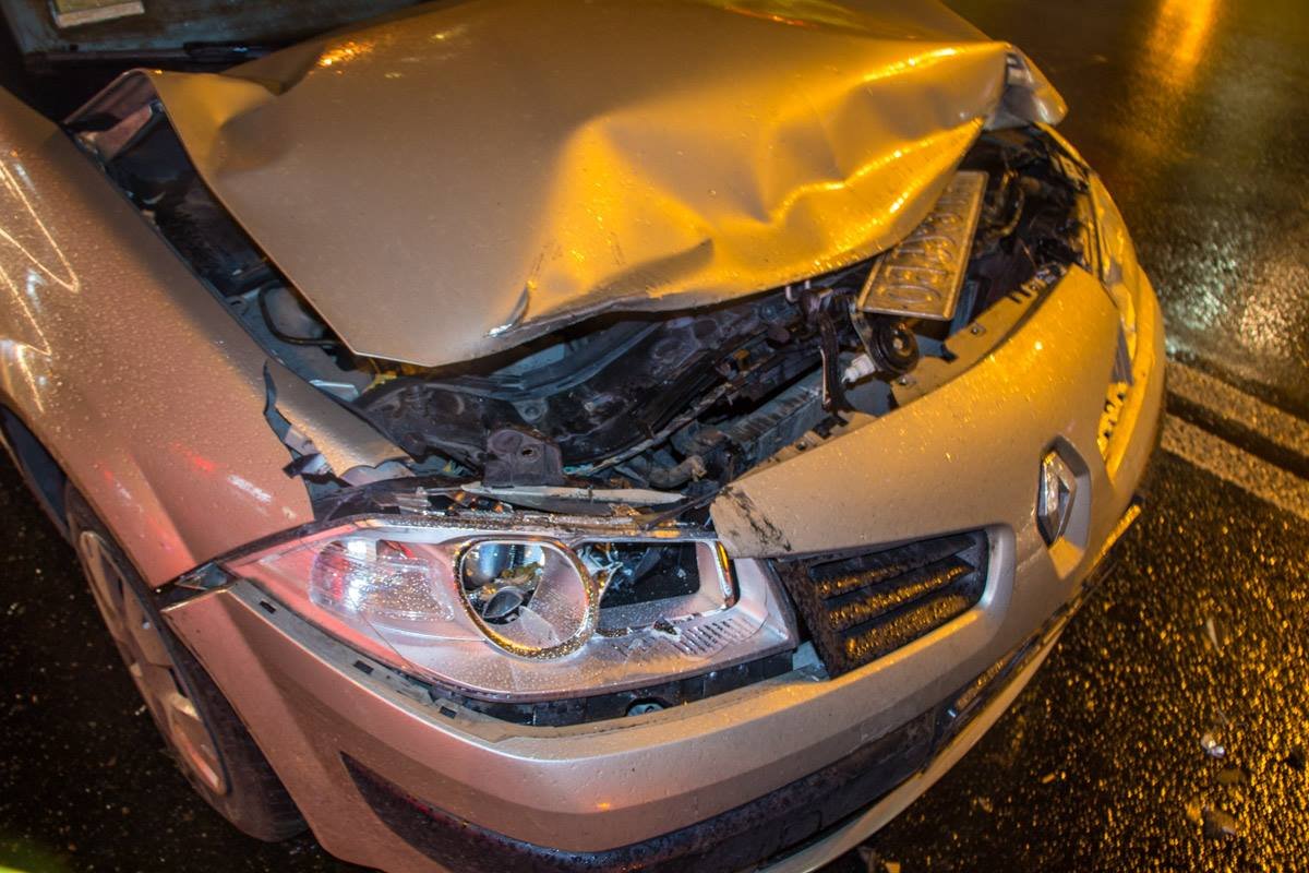 Несмотря на вмятины и царапины на авто, водители на пострадали