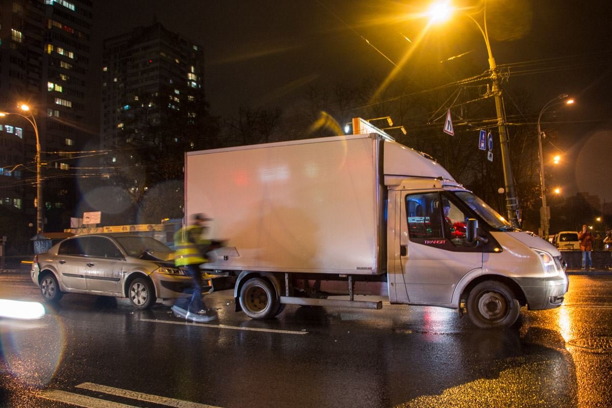 Renault врезался в впереди стоящий грузовик Iveco по инерции