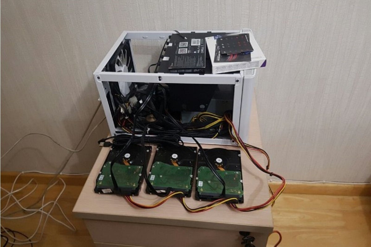 Сейчас техника и диски изъяты и направлены в экспертный центр Сейчас техника и диски изъяты и направлены в экспертный центр