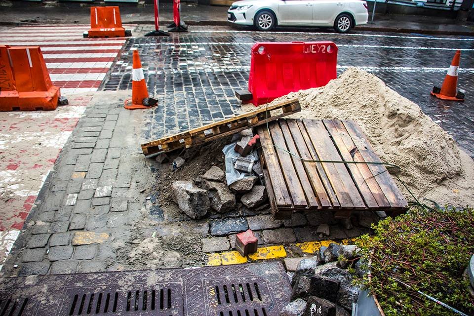 На улице Прорезной устанавливают новый переход На улице Прорезной устанавливают новый переход