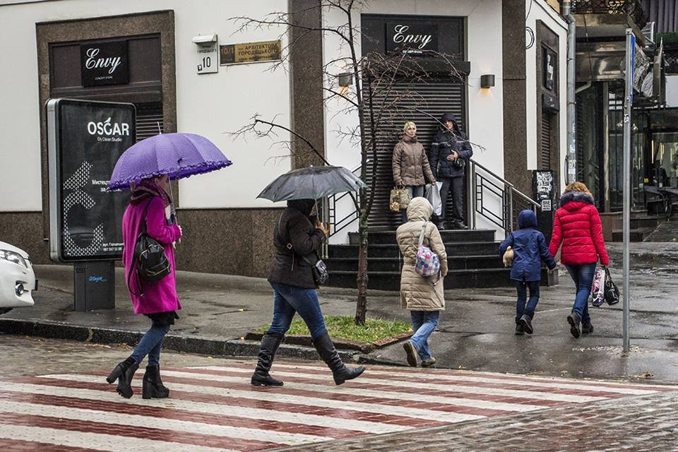 На улице Академика Городецкого киевляне уже пересекают улицу по красно-белому переходу На улице Академика Городецкого киевляне уже пересекают улицу по красно-белому переходу