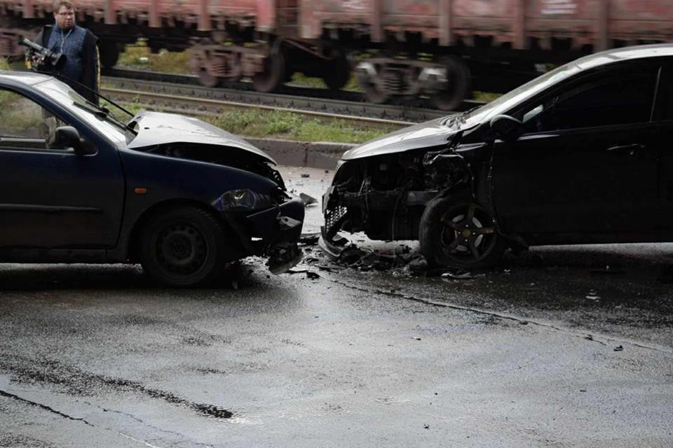 От удара обе машины очень помялись